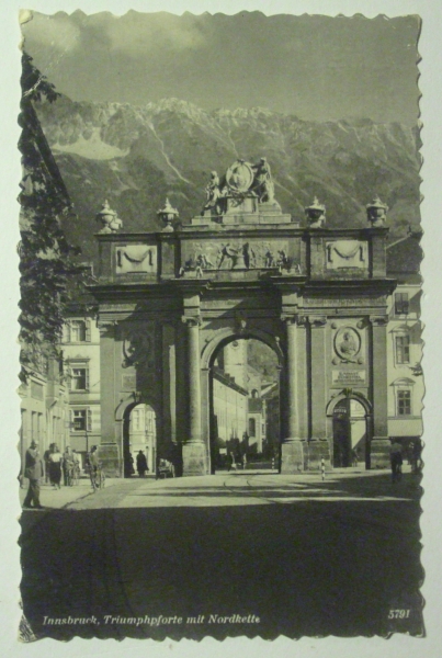 Ansichtskarte Innsbruck, Trimphpforte mit Nordkette (1955)